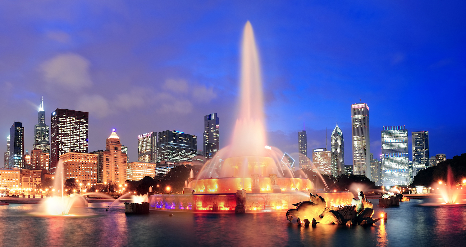 Buckingham Fountain in Chicago at night.
